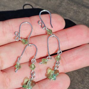 Aros de Plata con Cristales Verdes y Mariposa Colgante ✨🦋💚